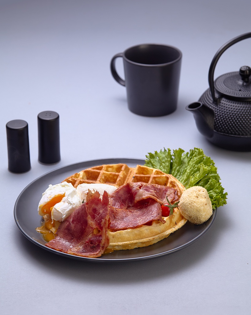 Egg & Bacon Waffle (وافل بیکن و تخم مرغ)