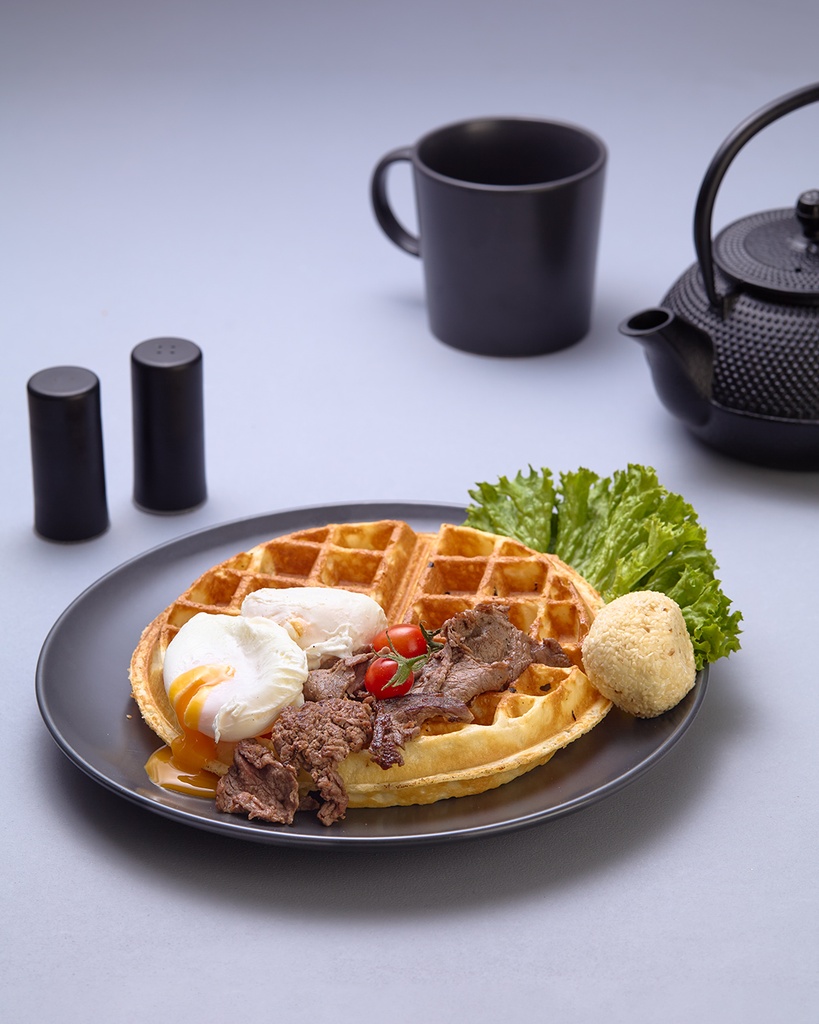 Meat & Poach Waffle (وافل گوشت و تخم مرغ)