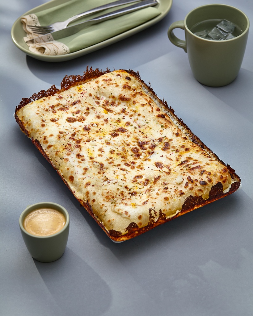 Bonzhi garlic bread (نان‌سیر بن‌ژی)